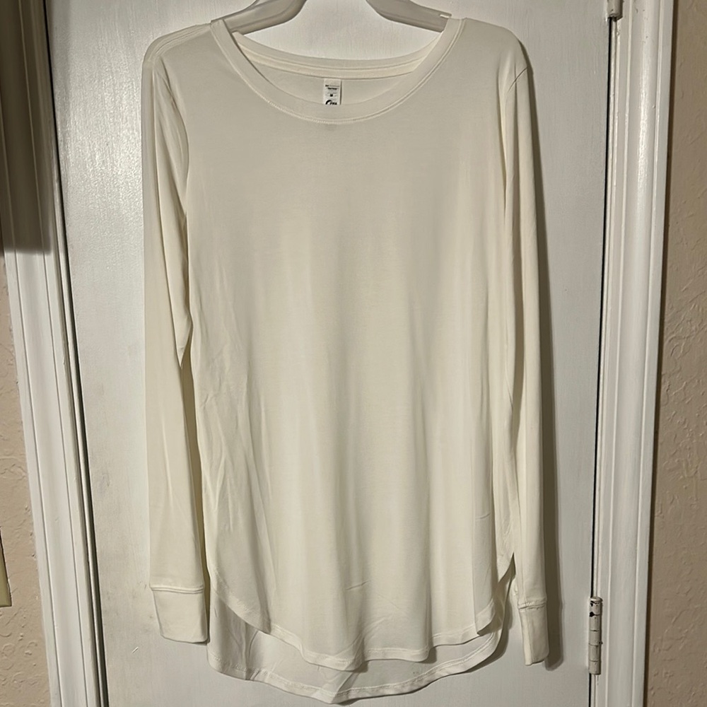 🌙 ZYIA Classic White Long Sleeve Tee